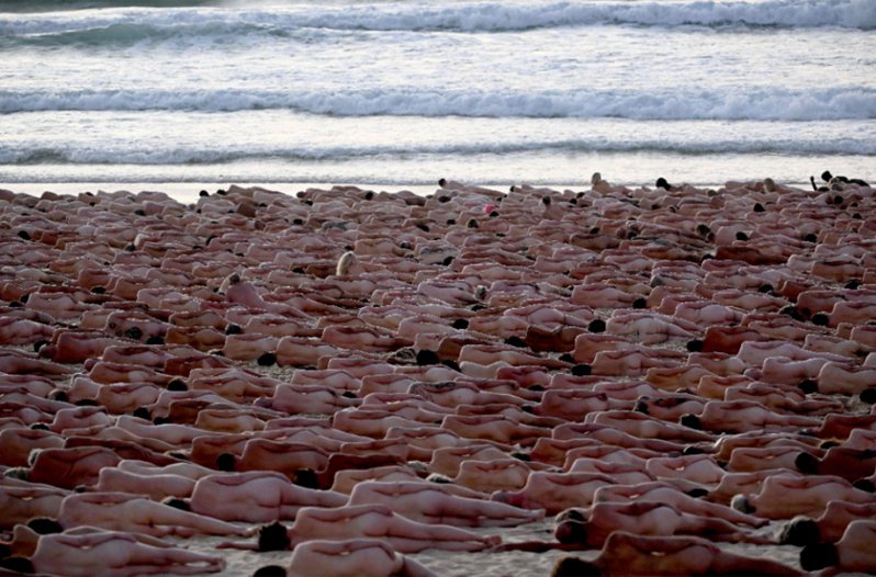 约2500人在澳洲雪梨的邦迪海滩脱光摆姿势，供美国摄影艺术家杜尼克（Spencer Tunick）拍摄裸体艺术作品，以唤醒人们对皮肤癌的意识。 法新社(photo:UDN)