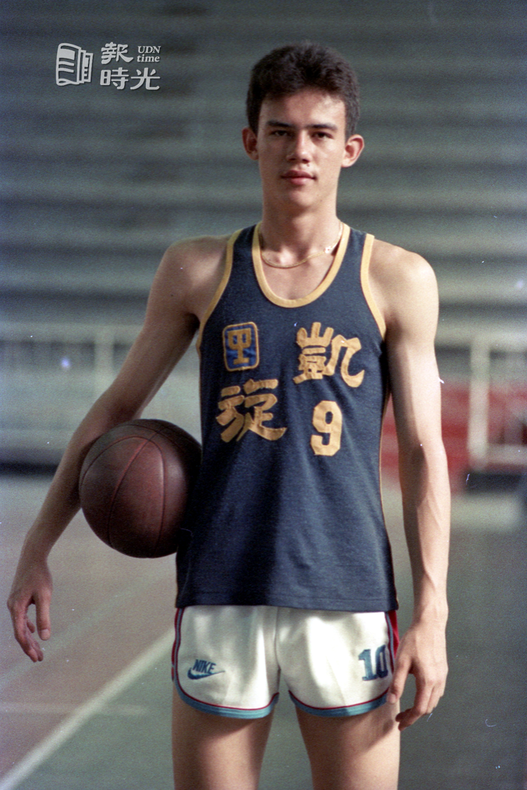 中華台北U19青年男子籃球代表隊球員鄭志龍。圖／聯合報系資料照（1987/08/01　林明源攝影） 
