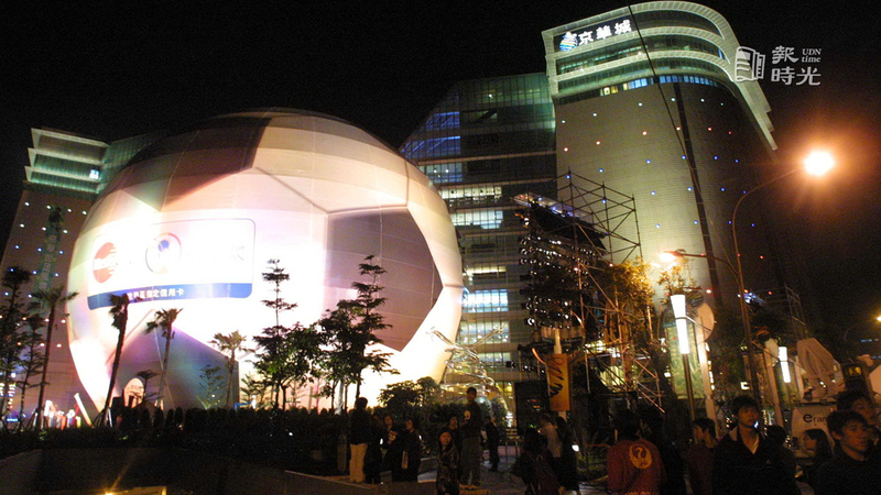 京華城世界最大足球體點燈。圖＼聯合報系資料照（2002/04/12　李府翰攝影）
