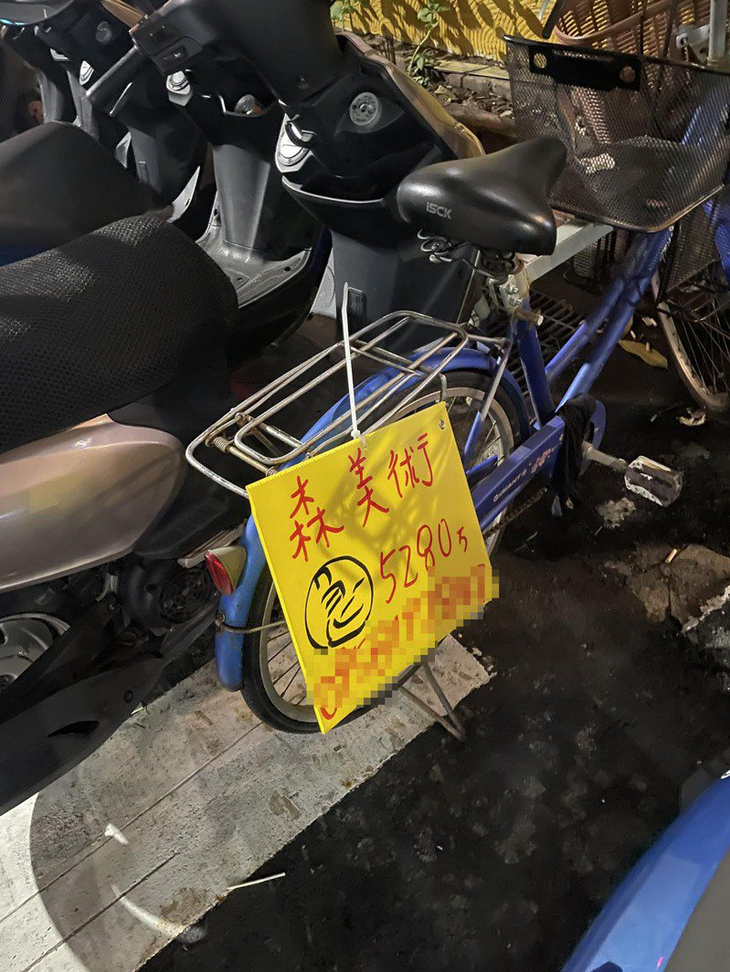 一名網友發文表示，房仲將賣房資訊綁在他的腳踏車上。圖截自爆怨公社