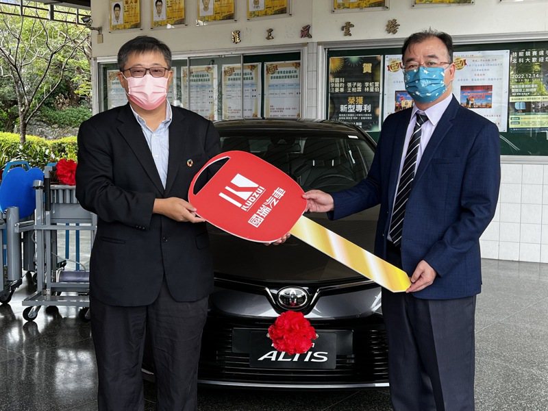 羅東高工今天獲得日本TOYOTA在台汽車製造廠國瑞汽車，捐贈一輛市價57.5萬元的全新轎車。記者林佳彣／攝影