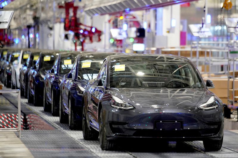 大陆国家市场监督管理总局1日表示，特斯拉（Tesla）将在大陆召回逾43.5万辆车，修复软体故障导致的尾灯不亮问题。路透(photo:UDN)