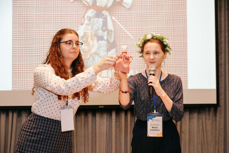 烏克蘭學生帶領來賓現場製作代表烏克蘭傳統幸運護身符的娃娃Motanka Doll。圖／陽明交大提供