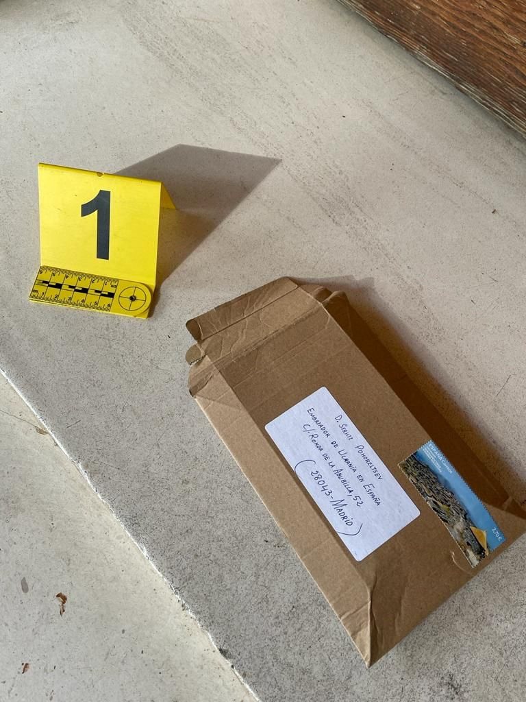 乌克兰外交部发言人尼柯兰科2日在脸书上发文表示，乌克兰驻欧洲各国的大使馆近日皆收到带血的包裹，包裹里头更装有「动物眼珠」。图为乌克兰驻西班牙大使馆11月30日收到的包裹炸弹。（路透）(photo:UDN)