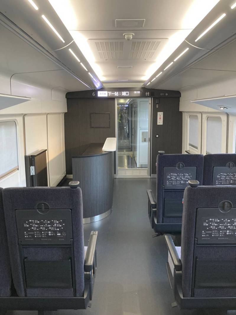 EMU3000型特仕車第6車廂僅設30席座位，空間寬敞並設有吧檯。圖／台鐵局提供