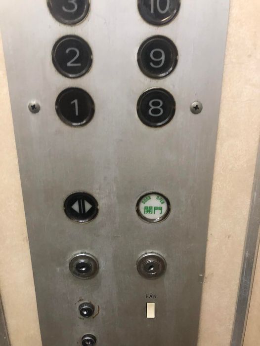 電梯裡面只有開門按鍵。圖擷自路上觀察學院