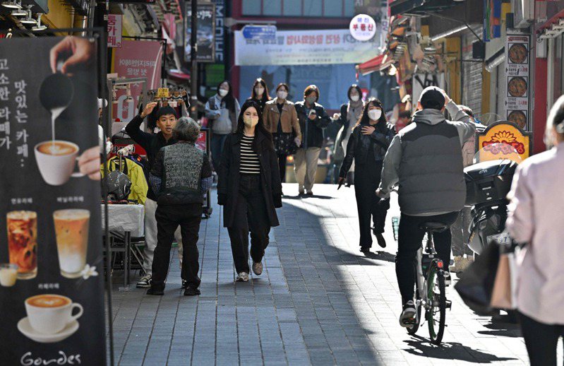 南韩KB金融集团今天发布2022南韩富人报告，指出至2021年底为止，金融资产在10亿韩元以上的「南韩富人」较前一年增加8%，增幅较先前放缓。图／法新社(photo:UDN)