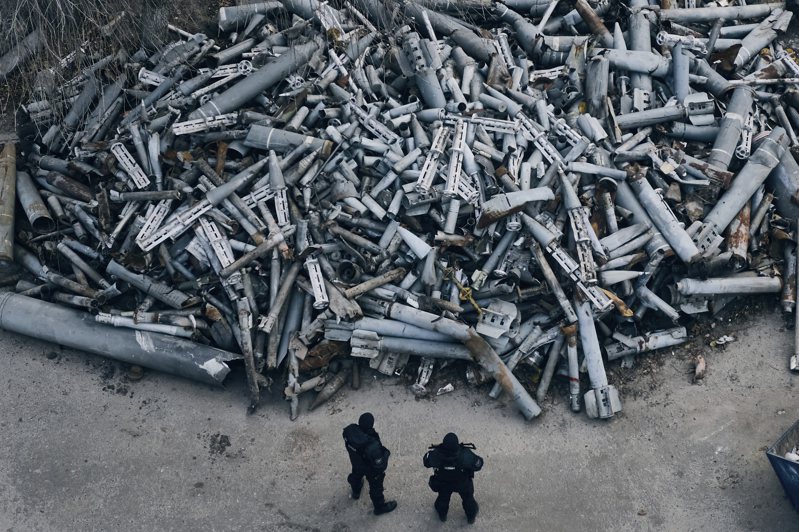 乌克兰警察三日在哈尔科夫检视堆积如山的俄军火箭残骸。（美联社）(photo:UDN)