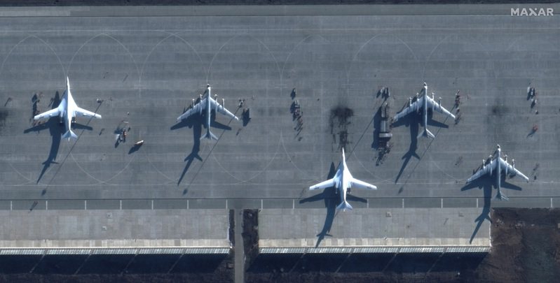 卫星图像显示2022年12月4日萨拉托夫Engels空军基地的轰炸机。路透(photo:UDN)