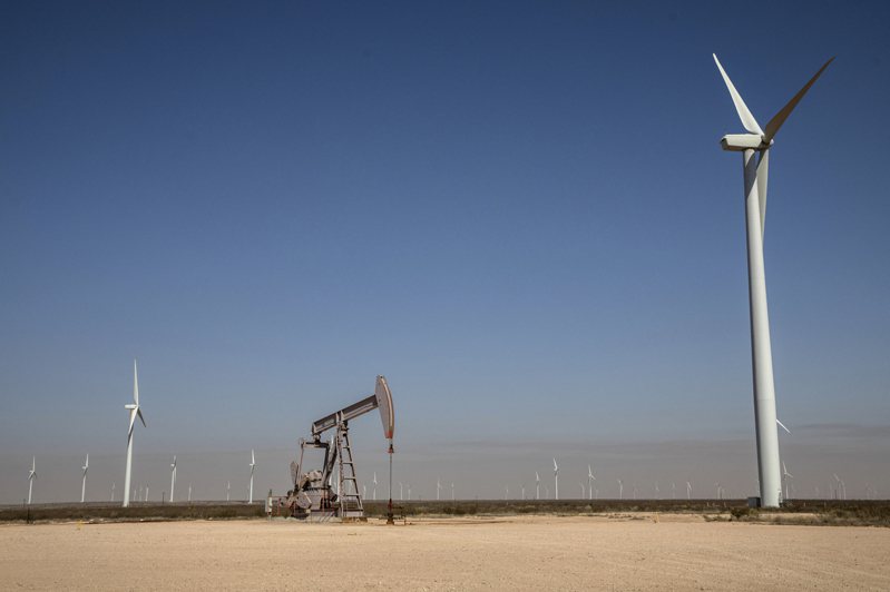 全球再生能源发电量未来五年料将增倍，图为杜克能源德州诺克里斯风场中的风机与抽油泵。 （纽约时报）(photo:UDN)