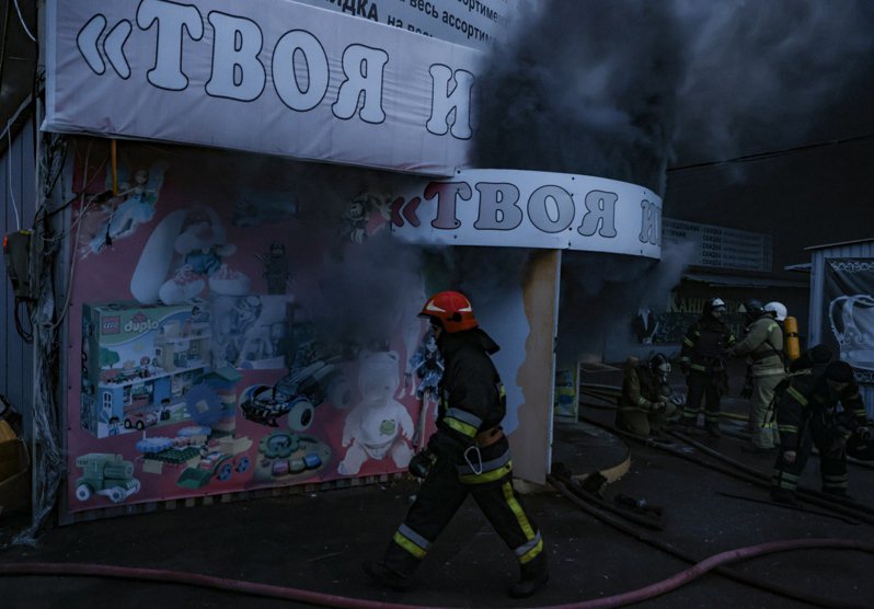 頓內茨克一處玩具店鋪被火箭彈炸毀，消防人員急忙滅火，該意外造成11人死亡，25人受傷。 歐新社