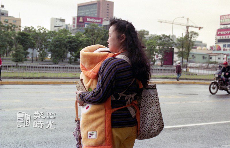 寒流下的台北車站周邊街景。圖／聯合報系資料照（1992/11/27  陳炳坤攝影）