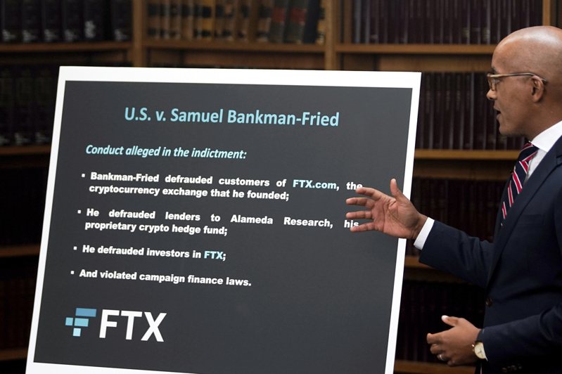 美国检察官Damian Williams周二公布FTX创办人班克曼-佛瑞德遭起诉罪名。美联社(photo:UDN)