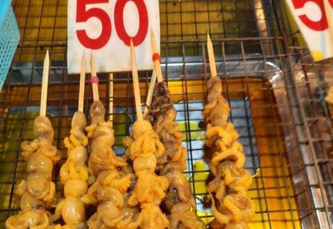 泰国有夜市摊贩将蓝环章鱼与其它海鲜食材串在一起。图撷自(photo:UDN)