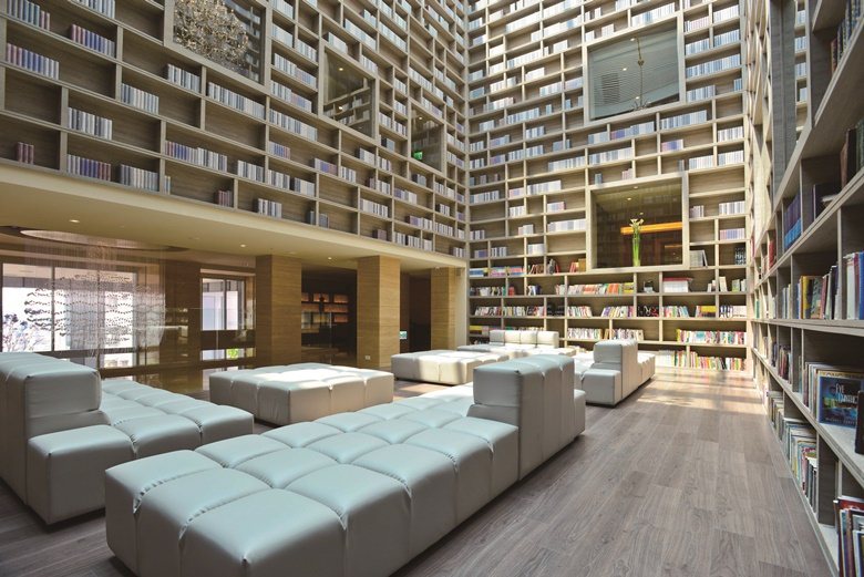 四層樓高的書牆，是「大地酒店」深獲青睞的網美拍照景點。 攝影/盧大中
