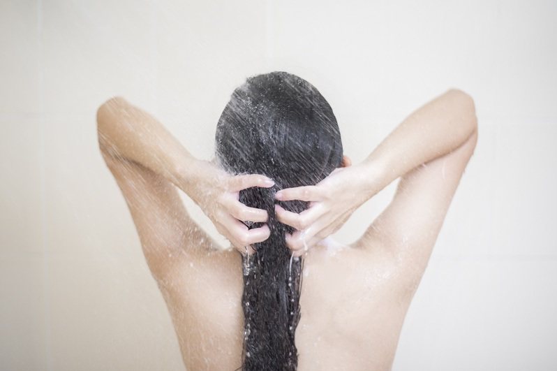 一名女網友表示，在男友家洗澡十分鐘讓她看清一個人。此為示意圖，圖片來源：Ingimage