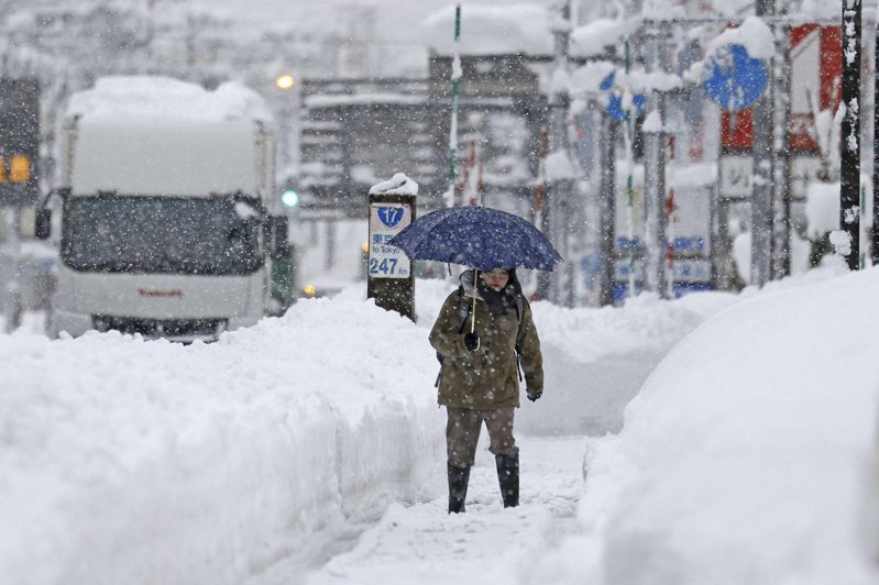 日本新潟一家飯店因為積雪嚴重，罕見發公告呼籲房客，不用勉強來飯店光顧。圖為近日新潟大雪情景。 美聯社