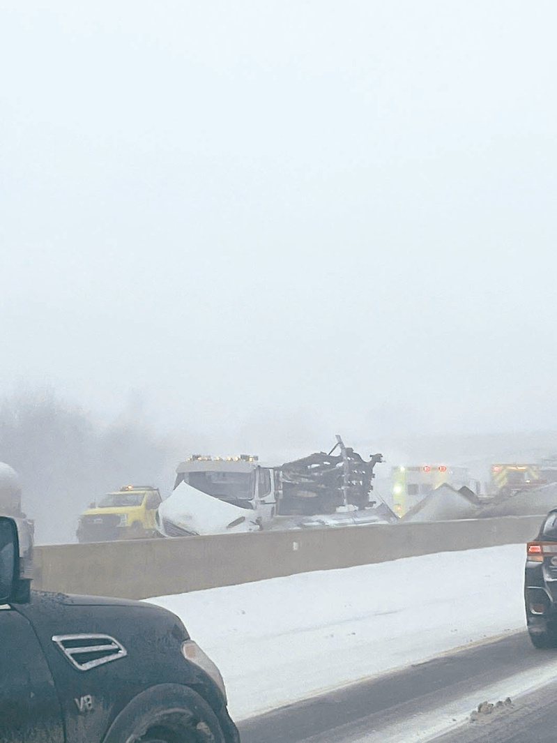 天寒地冻 事故频传 美国俄亥俄州道路廿三日发生因大雪造成地面打滑，四十六辆车追撞的事故。（路透）(photo:UDN)