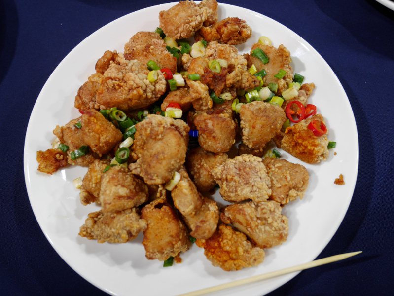鹹酥雞是不少台灣人喜愛的小吃，多數老饕也喜歡加上九層塔或是蒜頭一起吃。示意圖／聯合報系資料照