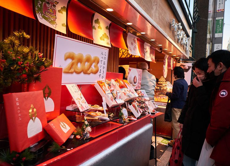 许多日本民众已经准备好迎接新年到来。图为日本东京银座的甜点店推出新年点心吸引顾客。新华社(photo:UDN)
