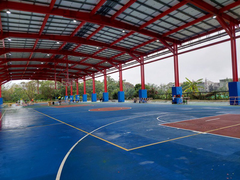 南屏國小光電球場「迎曦球場」今正式啟用，球場內有兩座籃球場、一座多功能球場，可容納700到800人。記者陳敬丰／攝影