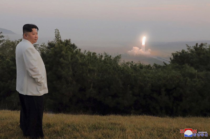 北韩在今年十月发布照片，显示领导人金正恩视察飞弹试射。（美联社）(photo:UDN)