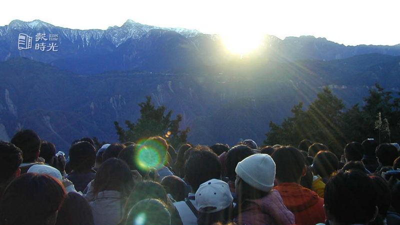五千多名民眾昨天上阿里山祝山觀看千禧年第一個日出，當太陽從玉山山頭躍出時，現場響起一片歡呼聲。圖／聯合報系資料照（2000/01/01　朱惠如攝影）  
