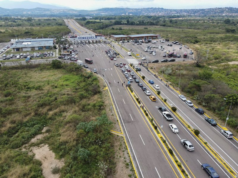 委内瑞拉和哥伦比亚重启两国边界上最后一段封锁的边关，驾驶人按喇叭、乘客挥舞旗帜欢欣通过。 路透社