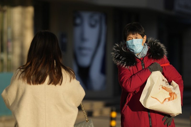 图为北京民众戴口罩上街情形。美联社(photo:UDN)