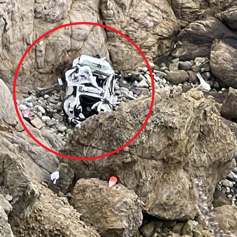 美國加州沿海公路驚傳一輛特斯拉電動車從懸崖邊墜落至下方約250英尺（約76.2公尺）的岩石堆上，所幸車上的2名成人和2名兒童皆無受到重傷。美聯社