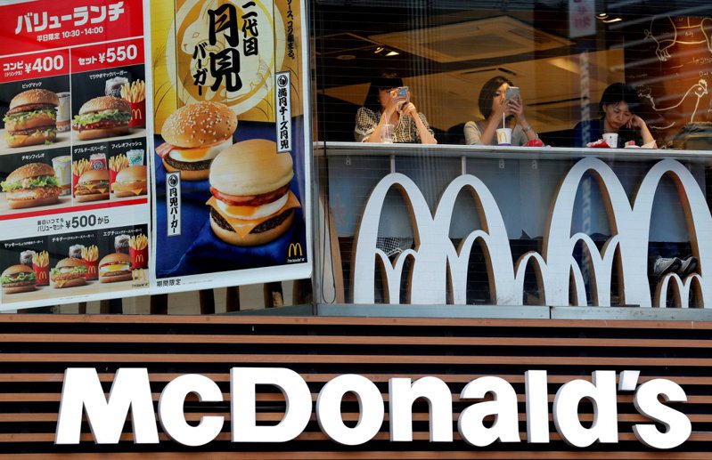 日本麥當勞6日宣布將再度漲價，為過去10個月來第三次。路透