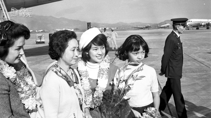 我國旅日電視童星翁倩玉(左二)自日返國，於機場合影。圖／聯合報系資料照（1965/12/21 阮大方攝影） 
