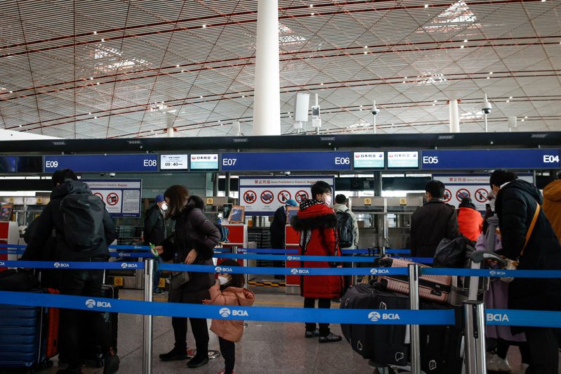 图为北京首都国际机场，旅客在航空公司的柜台前排队。欧新社(photo:UDN)