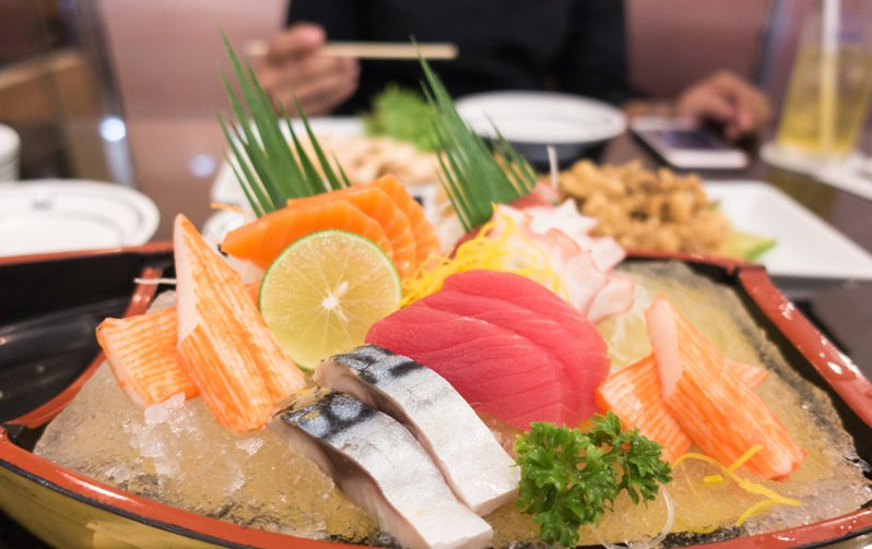 香港人到日本旅行除了观光购物之外，美食也是不可或缺的元素之一，其中生鱼片和寿司是不少人的最爱。情境示意图。图／Ingimage(photo:UDN)