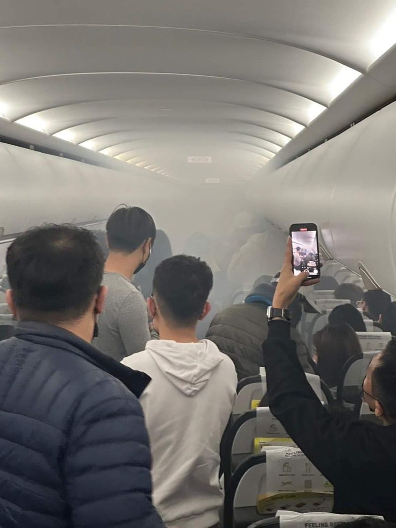 新加坡酷航TR993班機於場面滑行準備起飛時，機艙內出現火勢竄出白煙。圖／取自前桃園市議員王浩宇臉書