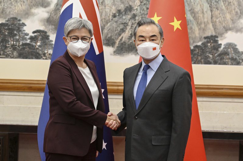 澳洲外长黄英贤（Penny Wong）上月访问中国，21日在北京与时任中国外长王毅举行第6轮中澳外交与战略对话。 美联社(photo:UDN)