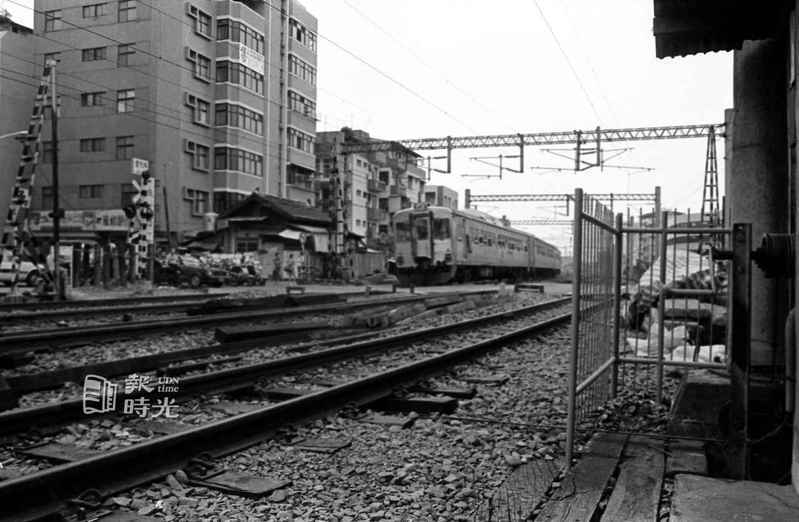 台北鐵路平交道一景。圖／聯合報系資料照（1985/06/10 陳曙光攝影）