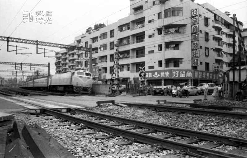 台北鐵路平交道一景。圖／聯合報系資料照（1985/06/10 陳曙光攝影）