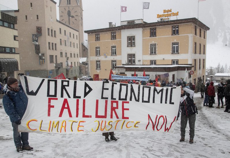 世界经济论坛十六日起在瑞士达沃斯举行，不满全球经济现况的民众开会前夕在会场外抗议。（路透）(photo:UDN)