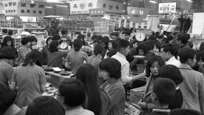 春節佳慶，百貨公司擠滿購買年貨的民眾。圖／聯合報系資料照（1974/01/21　龍啟文攝影） 