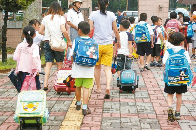 台灣多數為雙薪家庭，許多家長會讓孩子在放學後參加安親班。示意圖／報系資料照