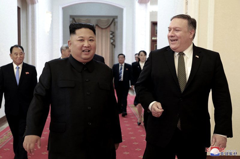 美国前国务卿庞培欧（右）回忆与北韩领导人金正恩（左）首次会晤的经验。（美联社）(photo:UDN)