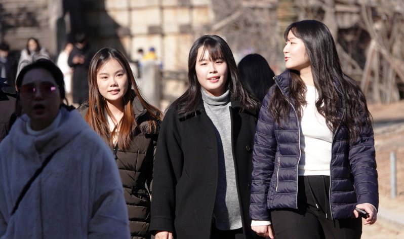 南韓今天宣布，將從1月30日起取消大多數的室內口罩令，許多南韓民眾脫下口罩出門逛街。記者劉學聖／攝影