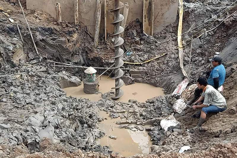 越南10岁男童泰李浩南到工地捡拾废铁，失足掉入深35公尺的圆形水泥管3星期后，遗体已于近日在距离地面24公尺深的地方找到并运回家中交还家属。法新社(photo:UDN)