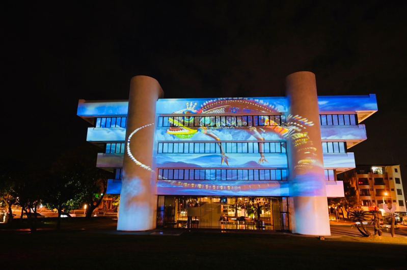 國立台灣工藝研究發展中心將3D動態影像投射在縣定古蹟的「工藝文化館」的純白建物外觀上，十分吸睛。圖／工藝中心提供