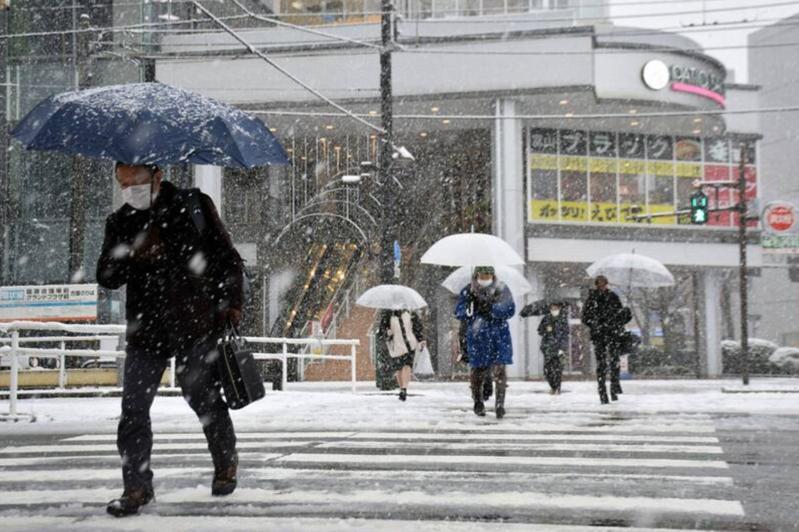 日本多地近期受到「10年最强寒流」影响，就连JR特快车24日晚间也因此临时停运、至少有15辆车被迫停在原地，更有上班族更透露「自己在车厢内等了超过5个小时」。欧新社(photo:UDN)