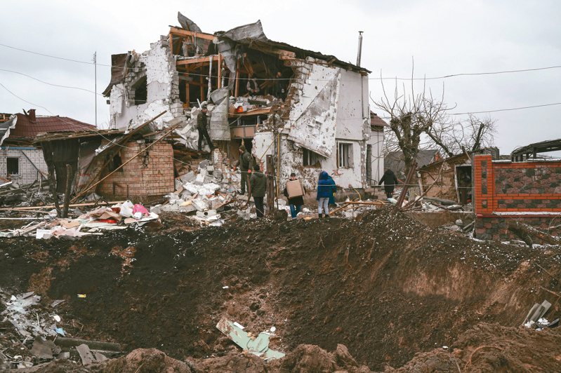 乌克兰基辅州格列瓦哈廿六日遭俄军空袭，房舍被摧毁并炸出巨大坑洞。（美联社）(photo:UDN)