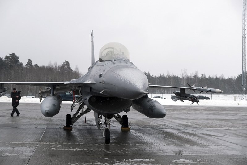 路透报导，乌克兰国防部长的顾问表示，基辅当局争取到欧美提供主力战车后，现在将推动西方国家支援美制F-16等第四代战斗机。资料照片。欧新社(photo:UDN)