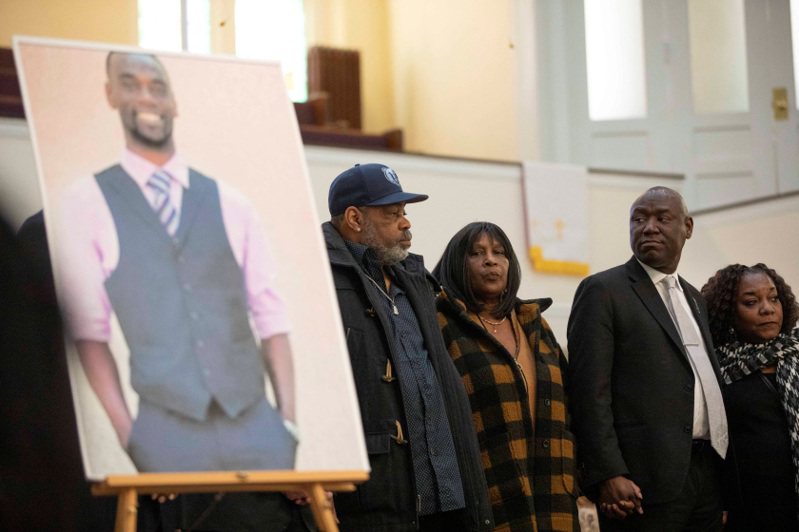 美国田纳西州曼菲斯非裔男子尼科尔斯（Tyre Nichols）本月初遭五名非裔警员殴打致死，震惊全美。路透(photo:UDN)