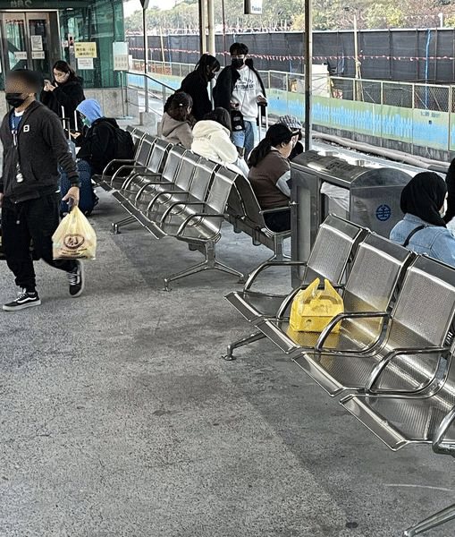 部落客阿青表示，日前在台南火車站見到有人為趕火車而遺失辛苦排隊的名產。 圖擷自臉書